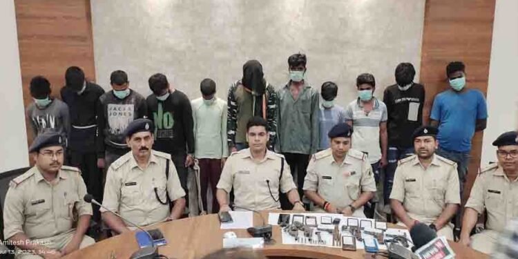 रामगढ़ : पुलिस की सक्रियता से अपराधियों के मंसूबे पर फिरा पानी, हथियार के साथ 11 अपराधियों को दबोचा