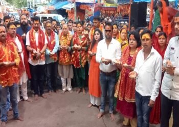 पहाड़ी बाबा की 101 दीयों से भव्य महाआरती, हर हर महादेव के नारों से झूमे श्रद्धालु