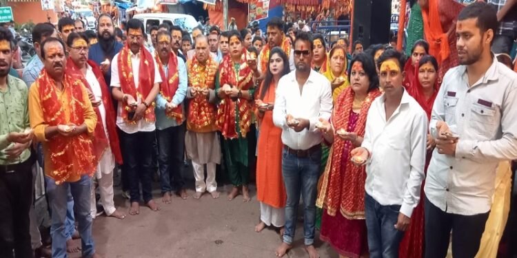 पहाड़ी बाबा की 101 दीयों से भव्य महाआरती, हर हर महादेव के नारों से झूमे श्रद्धालु