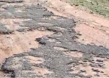 गिरिडीह : कुरूमडीहा मोड़ से लेदा पंचायत जाने वाली सड़क हुई जर्जर, लोगों का बरसात के दिनों में घर से निकलना हुआ मुश्किल