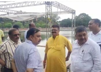 धनबाद : शिव महाआरती को लेकर नगर आयुक्त और जीटा के सदस्यों ने किया का राजेंद्र सरोवर का निरीक्षण