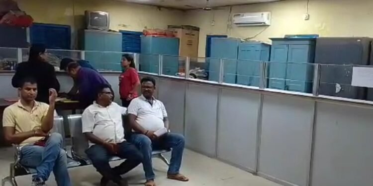 धनबाद निबंधन कार्यालय में सर्वर डाउन होने से रजिस्ट्री ठप, करोड़ों के राजस्व का नुकसान