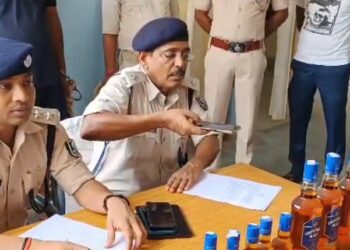 कैमूर पुलिस को मिली बड़ी सफलता, ट्रक का पीछा कर लगभग 30 लाख रुपए का शराब किया बरामद