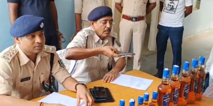 कैमूर पुलिस को मिली बड़ी सफलता, ट्रक का पीछा कर लगभग 30 लाख रुपए का शराब किया बरामद