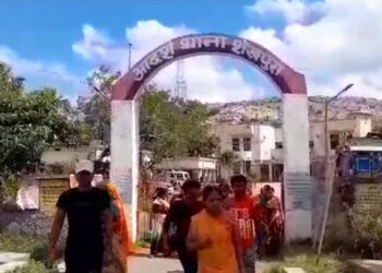 नाबालिग ई-रिक्शा चालक की हत्या मामले में आक्रोशितों ने थाना का किया घेराव