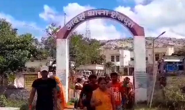 नाबालिग ई-रिक्शा चालक की हत्या मामले में आक्रोशितों ने थाना का किया घेराव