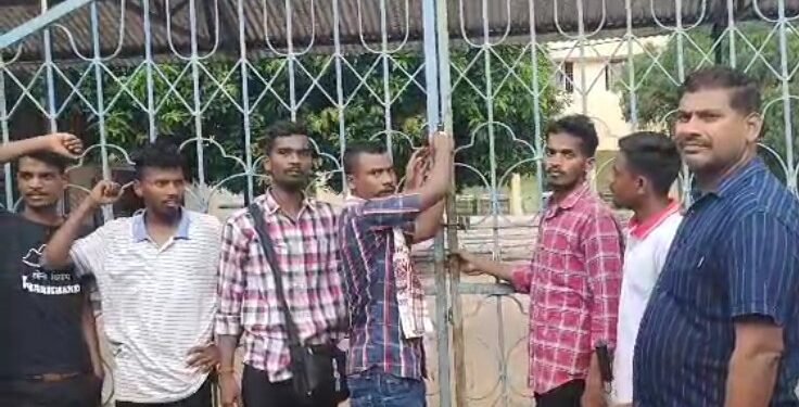 पाकुड़ : इंटर में नामांकन की मांग व बीएड फीस बढ़ोतरी को ले कॉलेज में आदिवासी छात्रों ने जड़ा ताला