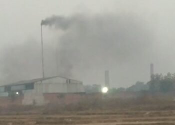गिरिडीह: फैक्ट्री में टायर जलाने से लोगों का जीना हुआ मुहाल, जहरीली धुआं से 5 गांव प्रभावित