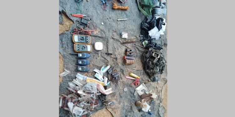 गढ़वा के तुमेरा से भारी मात्रा में विस्फोटक समेत अन्य समान बरामद