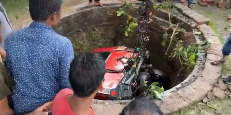 हजारीबाग में बड़ा हादसा, कुएं में गाड़ी गिरने से 6 लोगों की मौत
