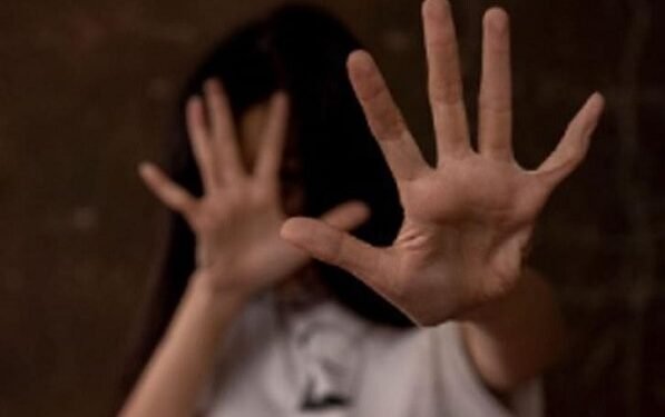 गिरिडीह में महिला के साथ दरिंदगी, बदमाशों ने पहले जमकर पीटा फिर कपड़े फाड़कर पेड़ से दिया बांध, पूरी रात बंधी रही पीड़िता