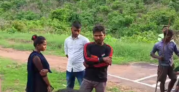 मुंगेर : देशी कट्टा के साथ दो युवक और एक लड़की को ग्रामीणों ने पकड़ा