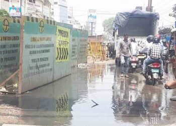 दिल्ली की तर्ज पर स्मार्ट सिटी बन रही राजधानी रांची ! छाते खुलते ही बजबजाने लगती है नालियां, घुटनों तक भर जाता पानी