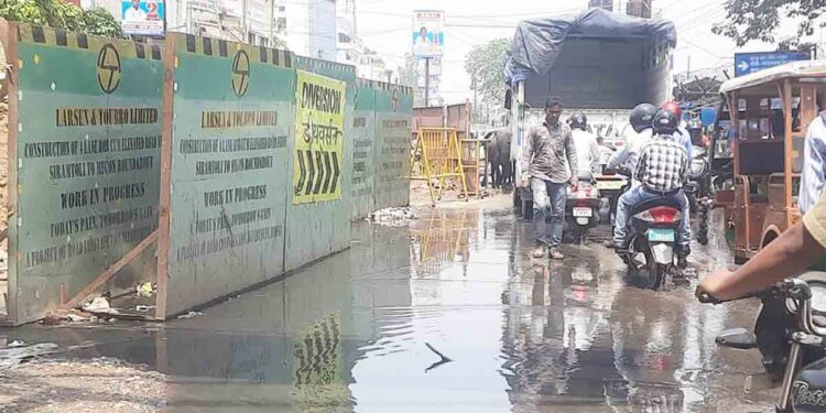 दिल्ली की तर्ज पर स्मार्ट सिटी बन रही राजधानी रांची ! छाते खुलते ही बजबजाने लगती है नालियां, घुटनों तक भर जाता पानी