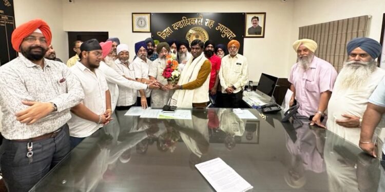 सेंट्रल गुरुद्वारा प्रबंधक कमेटी का प्रतिनिधिमंडल उपायुक्त से मिला, शाल एवं बुके देकर किया सम्मानित