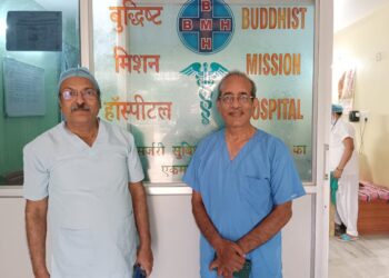 बुद्धिस्ट मिशन हॉस्पिटल में देश के प्रसिद्ध सर्जन डॉक्टर डीयू पाठक ने लगभग एक दर्जन मरीजों का किया इलाज