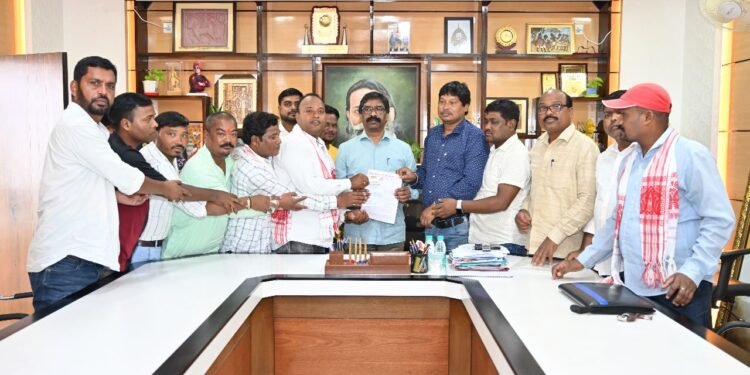 मुख्यमंत्री श्री हेमन्त सोरेन से केंद्रीय सरना समिति के प्रतिनिधि मंडल ने की मुलाकात