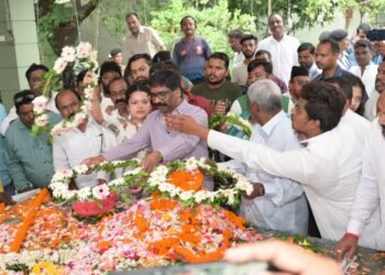 मुख्यमंत्री  हेमन्त सोरेन शहीद निर्मल महतो के 36वें शहादत दिवस पर आयोजित कार्यक्रम में हुए शामिल, समाधि स्थल पर माल्यार्पण कर दी श्रद्धांजलि