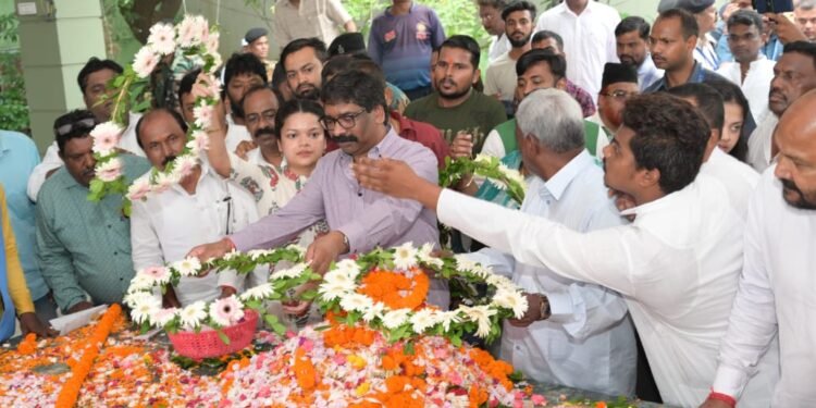 मुख्यमंत्री  हेमन्त सोरेन शहीद निर्मल महतो के 36वें शहादत दिवस पर आयोजित कार्यक्रम में हुए शामिल, समाधि स्थल पर माल्यार्पण कर दी श्रद्धांजलि