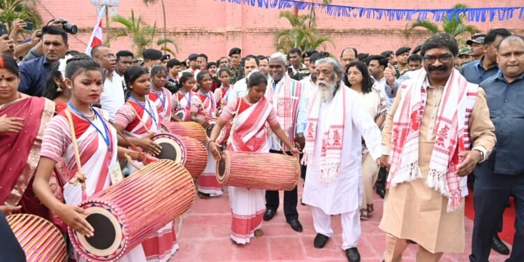 बड़े ही धूम -धाम से मनाया जा रहा विश्व आदिवासी दिवस, आदिवासी कला-संगीत, सांस्कृतिक, खान पान और सहित्यिक विरासत का अद्भुत समागम