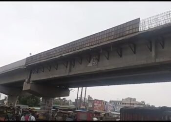 बिहार के कोचस में हो रहा है एक अजूबा ओवरब्रिज का निर्माण, इसके नीचे से नहीं पार होती बड़ी गाड़ियां