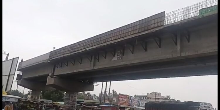बिहार के कोचस में हो रहा है एक अजूबा ओवरब्रिज का निर्माण, इसके नीचे से नहीं पार होती बड़ी गाड़ियां