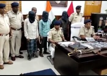 कैमुर में मिनी गन फैक्ट्री का उद्भेदन, नक्सली संगठन से जुड़े तीन गिरफ्तार एक बंदूक सहित अन्य उपकरण भी बरामद