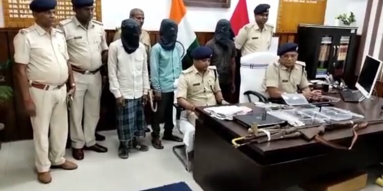 कैमुर में मिनी गन फैक्ट्री का उद्भेदन, नक्सली संगठन से जुड़े तीन गिरफ्तार एक बंदूक सहित अन्य उपकरण भी बरामद