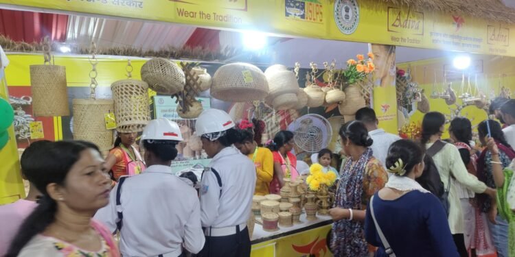 विश्व आदिवासी महोत्सव में सखी मंडल की ग्रामीण महिलाओं द्वारा निर्मित उत्पादों की रहीं धूम, किया 10 लाख से ज़्यादा का कारोबार