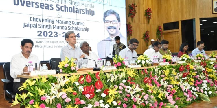 मुख्यमंत्री हेमन्त सोरेन ने मरांग गोमके जयपाल सिंह मुंडा पारदेशीय छात्रवृत्ति योजना के लिए चयनित 25 विद्यार्थियों को किया सम्मानित