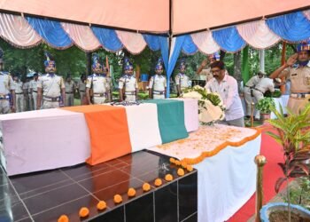 मुख्यमंत्री हेमन्त सोरेन ने सीआरपीएफ के शहीद जवान कांस्टेबल श्री सुशांत कुमार खूंटिया को श्रद्धांजलि दी।