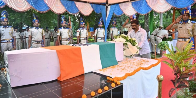 मुख्यमंत्री हेमन्त सोरेन ने सीआरपीएफ के शहीद जवान कांस्टेबल श्री सुशांत कुमार खूंटिया को श्रद्धांजलि दी।