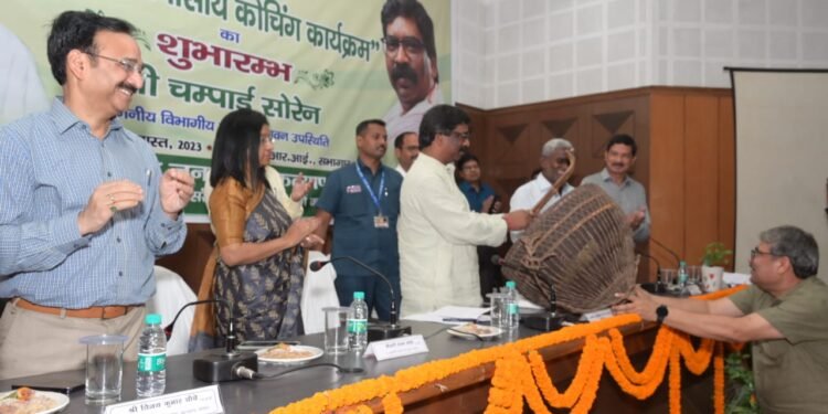 मुख्यमंत्री हेमन्त सोरेन ने रांची में अत्यंत संवेदनशील आदिवासी समुदाय के युवक-युवतियों के लिए प्रतियोगिता परीक्षाओं की तैयारी हेतू निःशुल्क आवासीय कोचिंग का किया शुभारंभ