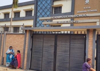 धनबाद : स्कूल में फोन किया ज़ब्त, तो छात्रा ने पीया फिनाइल