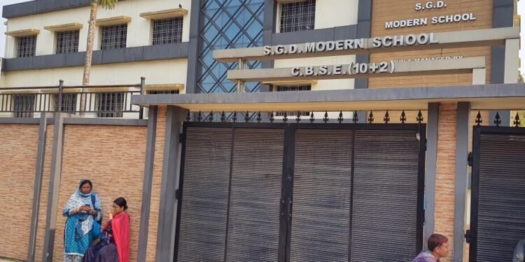 धनबाद : स्कूल में फोन किया ज़ब्त, तो छात्रा ने पीया फिनाइल