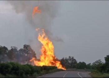 पटना रांची मार्ग NH-33 चरही घाटी में  टैंकर हुआ दुर्घटनाग्रस्त, लगी आग,आग में जल का ड्राइवर की मौत