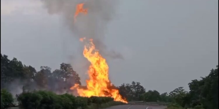 पटना रांची मार्ग NH-33 चरही घाटी में  टैंकर हुआ दुर्घटनाग्रस्त, लगी आग,आग में जल का ड्राइवर की मौत