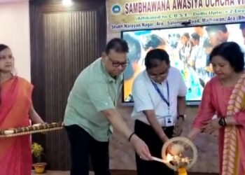 राष्ट्रपति से पुरस्कार मिलने के बाद संभावना आवासीय उच्च विद्यालय में DM राजकुमार को किया गया सम्मानित, बोले- अपने समय का सार्थक उपयोग करें स्टूडेंट्स