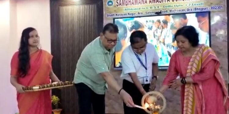 राष्ट्रपति से पुरस्कार मिलने के बाद संभावना आवासीय उच्च विद्यालय में DM राजकुमार को किया गया सम्मानित, बोले- अपने समय का सार्थक उपयोग करें स्टूडेंट्स