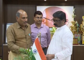 CM हेमंत से DRM ने की मुलाकात, हटिया और पिस्का रेलवे स्टेशन के पुनर्विकास शिलान्यास कार्यक्रम में शामिल होने के लिए किया आमंत्रित