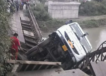 पाकुड़ : अनियंत्रित होकर पुल के नीचे गिरा गिट्‌टी लदा हाईवा, चालक गंभीर रूप से घायल