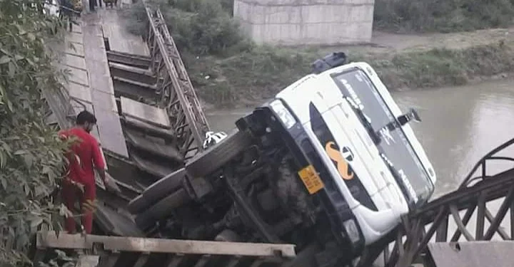पाकुड़ : अनियंत्रित होकर पुल के नीचे गिरा गिट्टी लदा हाईवा, चालक गंभीर रूप से घायल