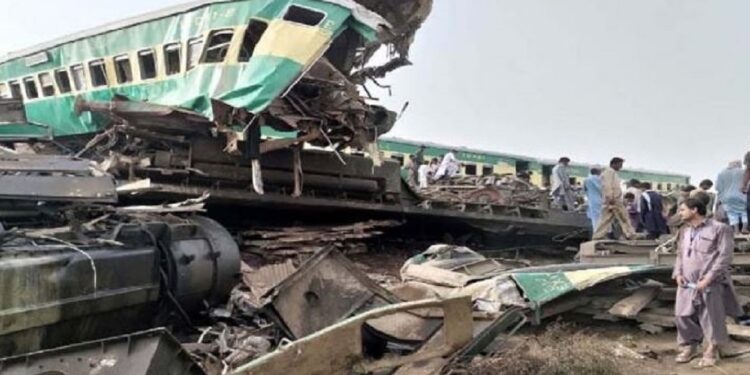 पाकिस्तान में दर्दनाक ट्रेन हादसा: हजारा एक्सप्रेस की 10 बोगियां पटरी से उतरी, 25 यात्रियों की मौत, 150 से अधिक घायल