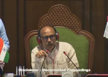 सदन शुरू होते ही हंगामा, ढुल्लू ने दिखाई उंगली तो आमने सामने हुए सत्ता पक्ष और विपक्ष, वेल में पहुंचे विधायक