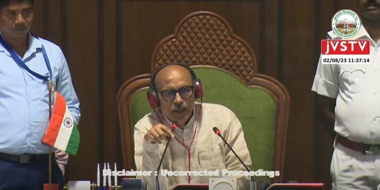 सदन शुरू होते ही हंगामा, ढुल्लू ने दिखाई उंगली तो आमने सामने हुए सत्ता पक्ष और विपक्ष, वेल में पहुंचे विधायक