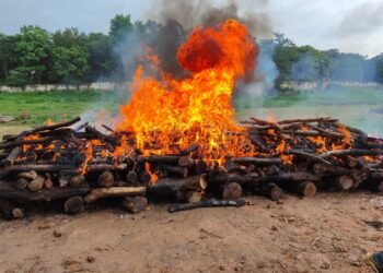 रांची : जुमार नदी के तट पर 21 अज्ञात शवों का मुक्ति संस्था ने किया अंतिम संस्कार