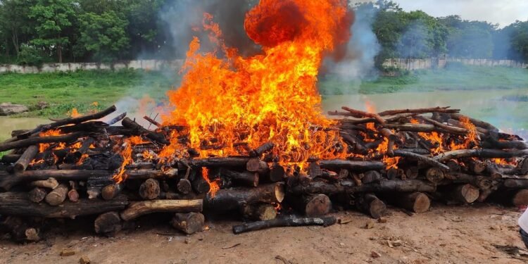 रांची : जुमार नदी के तट पर 21 अज्ञात शवों का मुक्ति संस्था ने किया अंतिम संस्कार
