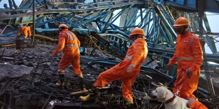 ठाणे में एक गर्डर लॉन्चिंग मशीन के ढहने से मरने वालों की संख्या बढ़ी, अब तक 20 लोगों की मौत
