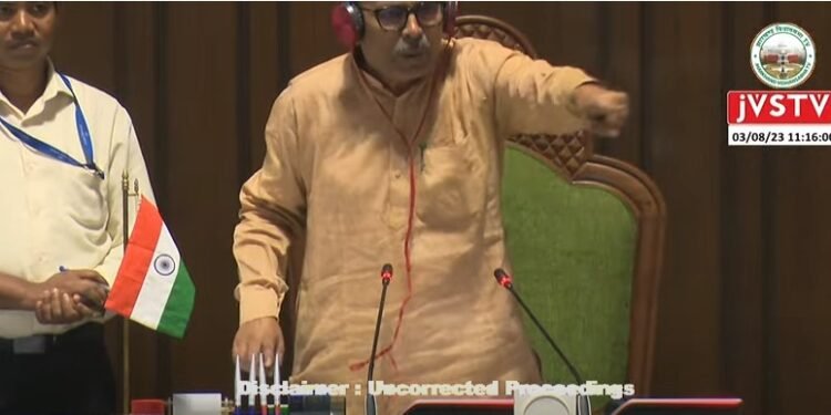 इरफान अंसारी को मारने के लिए दौड़े शशि भूषण मेहता, आदिवासी को लेकर दिए बयान पर जमकर प्रदर्शन,सदन की कार्यवाही 2 बजे तक के लिए स्थगित