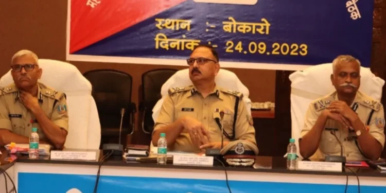 फरार नक्सलियों की संपत्ति होगी जब्त, DGP ने कारगर अभियान चलाने को कहा